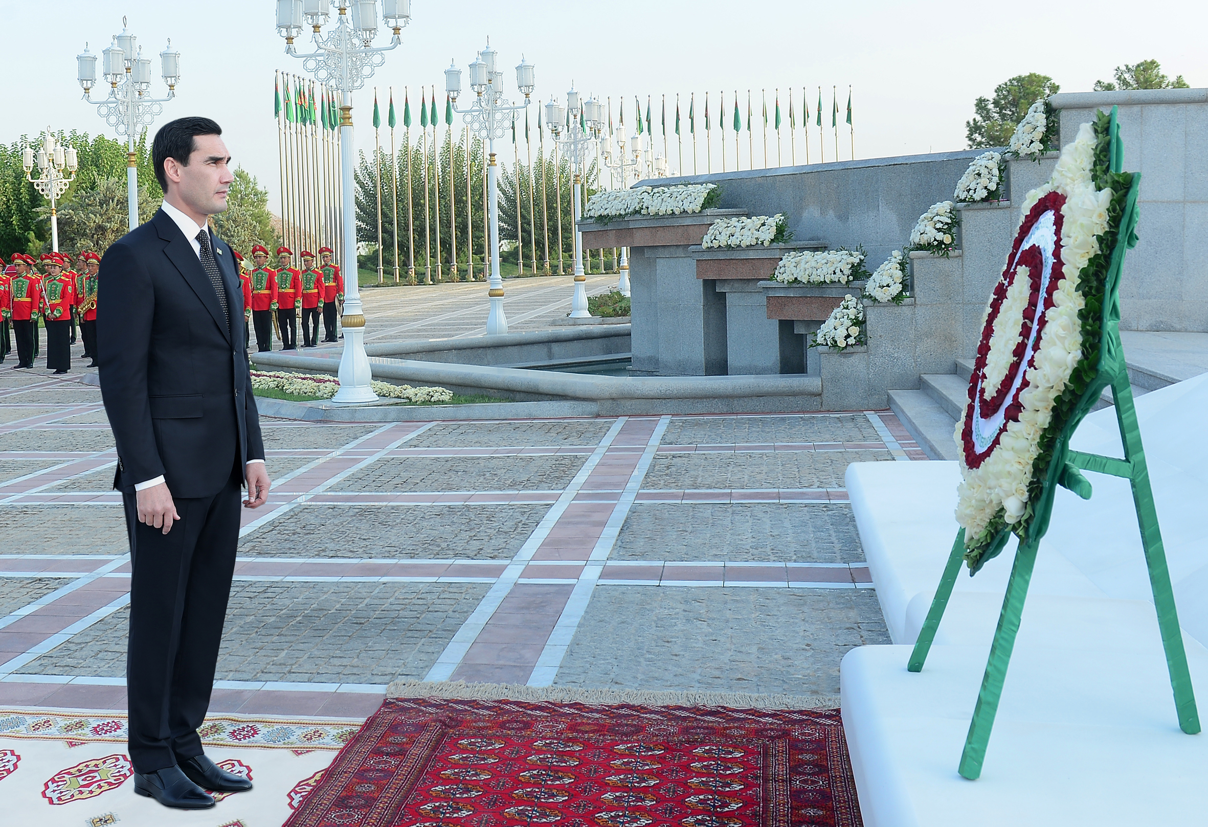 Президент Туркменистана принял участие в церемонии возложения цветов к Монументу независимости